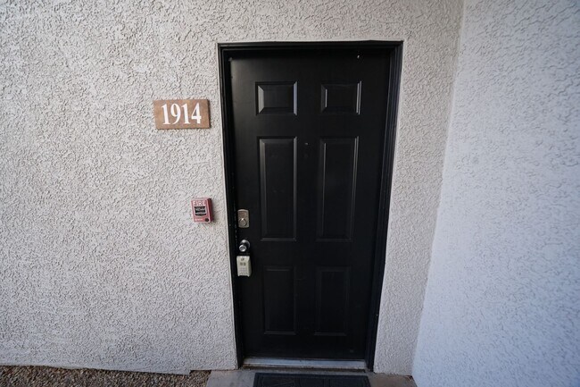 Building Photo - SHOWINGS AVAILABLE NOW