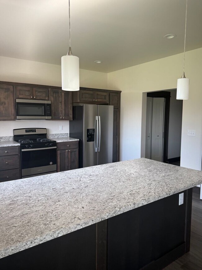 Foto del edificio - 3 Bed 2.5 Bath with double attached garage...