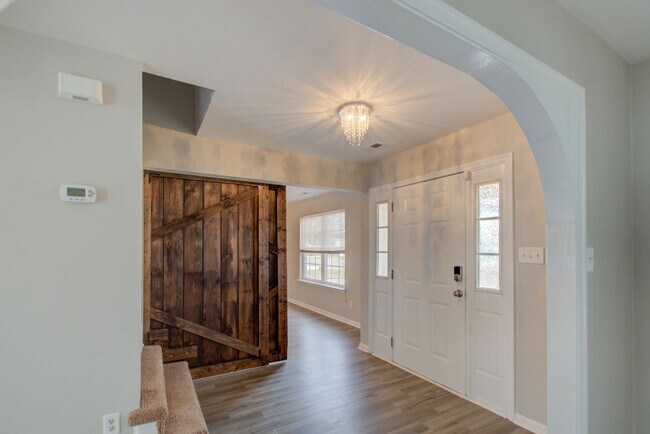 Building Photo - 5 Bedroom, 2.5 Bath Home in North Creek Ne...