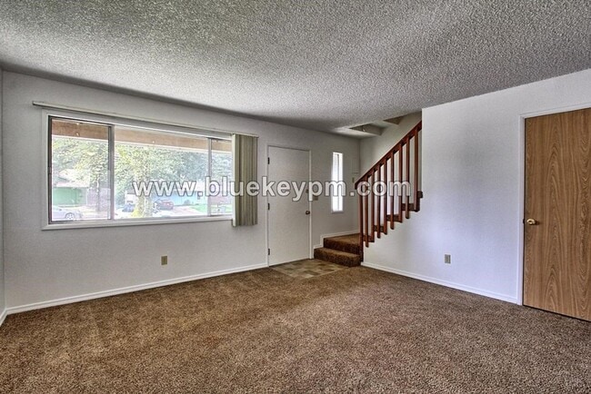 Building Photo - 2 Bed, 1.5 Baths Duplex in Hearthwood Neig...
