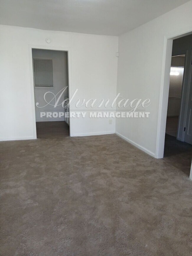 Building Photo - Freshly Updated 2 Bedroom 1 Bath | 1st Mon...