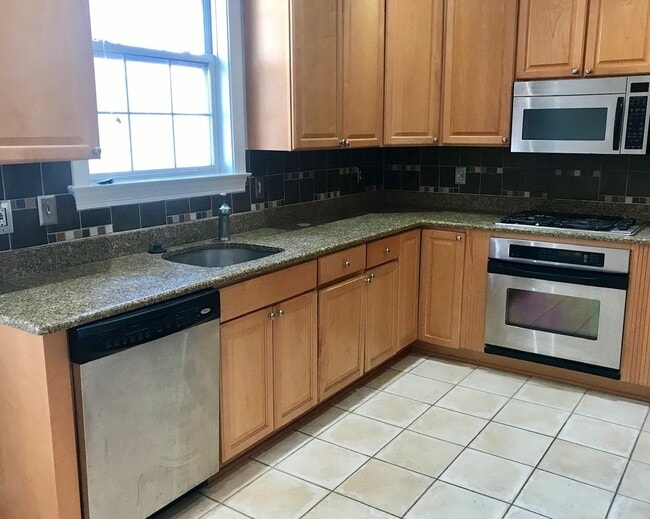 Building Photo - 4 Story Arlington Home / With Garage Parking in Stellar Location!