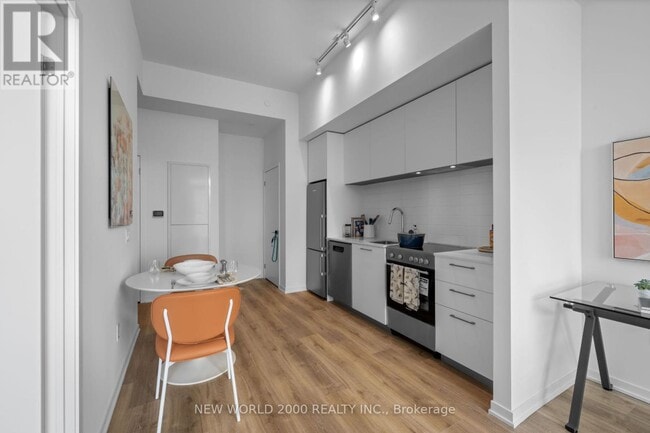 Building Photo - 101 Roehampton Ave