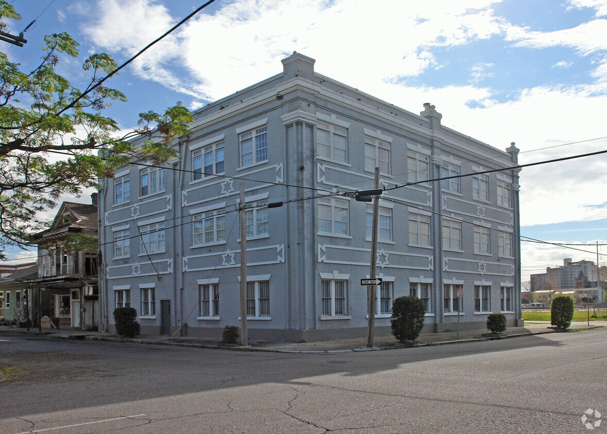 Primary Photo - 1600 Baronne St