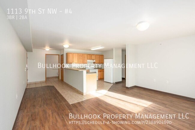 Building Photo - 3 bedroom, 1-1/2 bath main floor apartment...