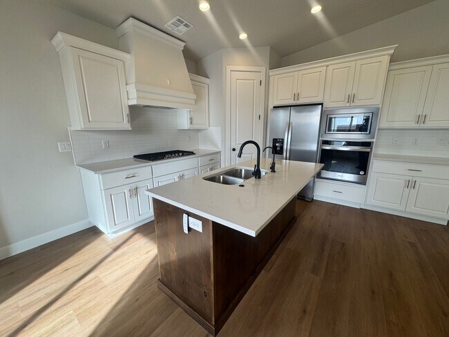 Building Photo - 3 Bedroom Home VIEWS VIEWS VIEWS!