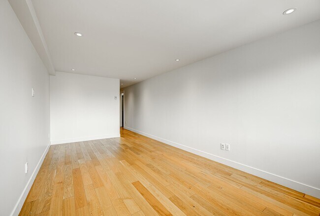 Building Photo - 3460 Rue Durocher