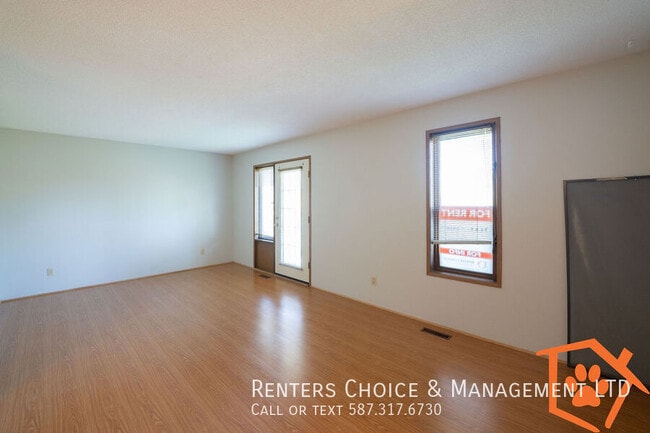 Building Photo - Pet Friendly Townhouse In Claresholm Close To Amenities