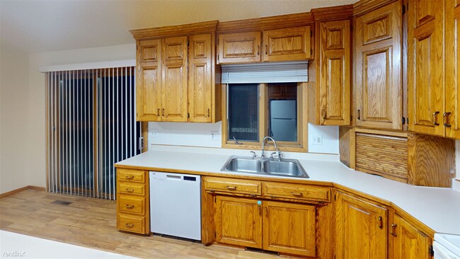 Building Photo - 4 br, 2.5 bath Townhome - 331 W Indiana Ave