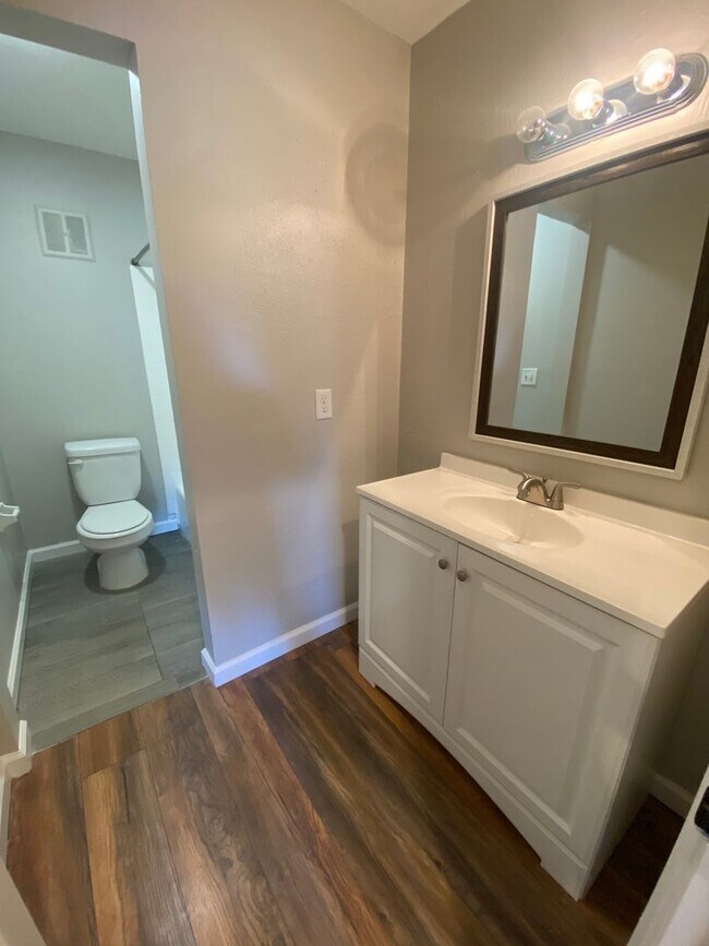 Foto del edificio - Renovated 2 BR, 2 BA Apartment, Easy Acces...