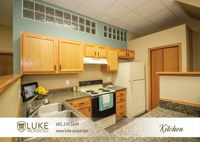 Building Photo - Large three bedroom apartment near downtow...