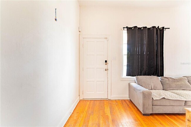 Foto del edificio - 3321 W Woodlawn Ave