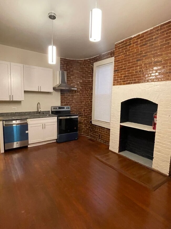 Building Photo - 2630 N Charles St