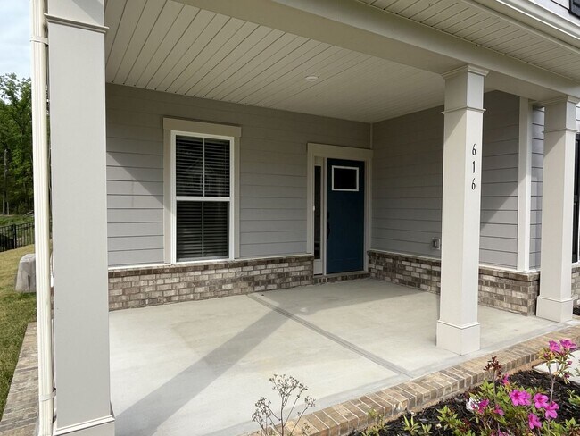 Foto del edificio - COMING SOON! Spacious 5 Bed home in Stallings