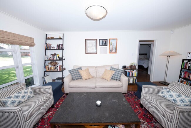 Foto del edificio - 4036 Beechwood Ln