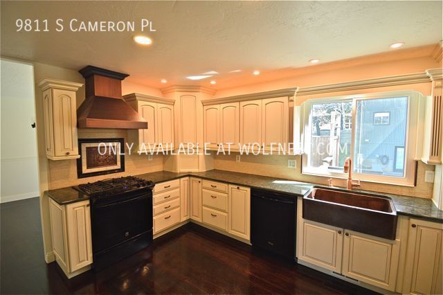 Building Photo - Gorgeous New Renovated 6 Bedroom East Sand...