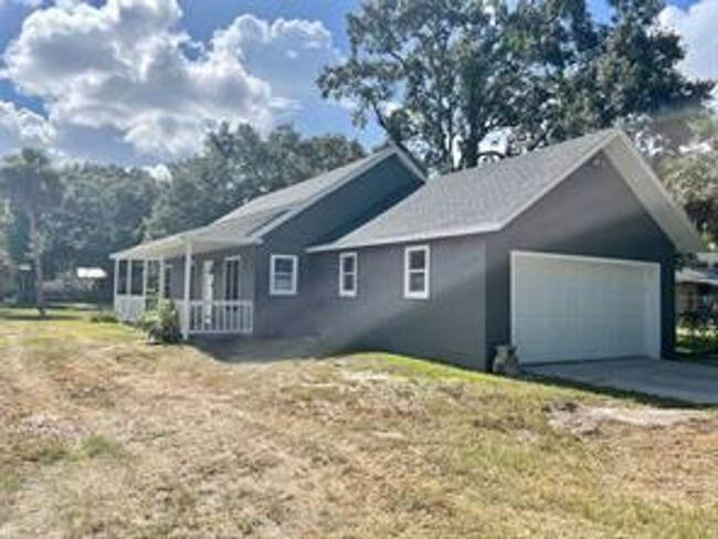 Building Photo - Charming 4 Bedroom / 2 Bath / 2 Car Garage...