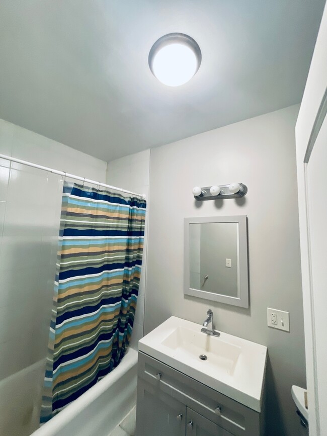 Foto del edificio - 4855 W Augusta Blvd