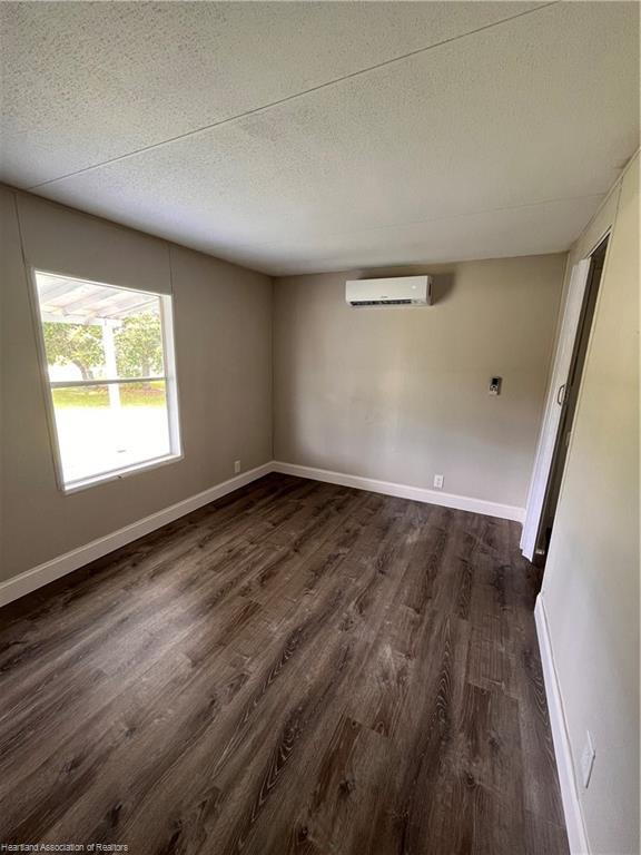 Foto del edificio - 3-Bedroom and 2 Bathroom Mobilehome