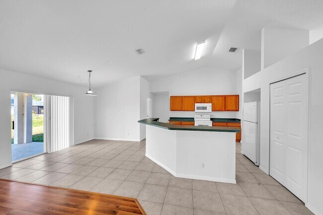 Building Photo - 446 SW S Quick Cir