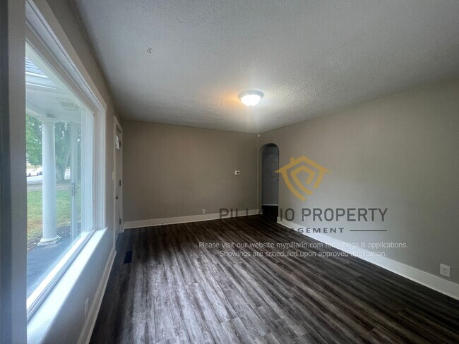 Building Photo - Updated 2 Bedroom/1 Bathroom Charmer in th...