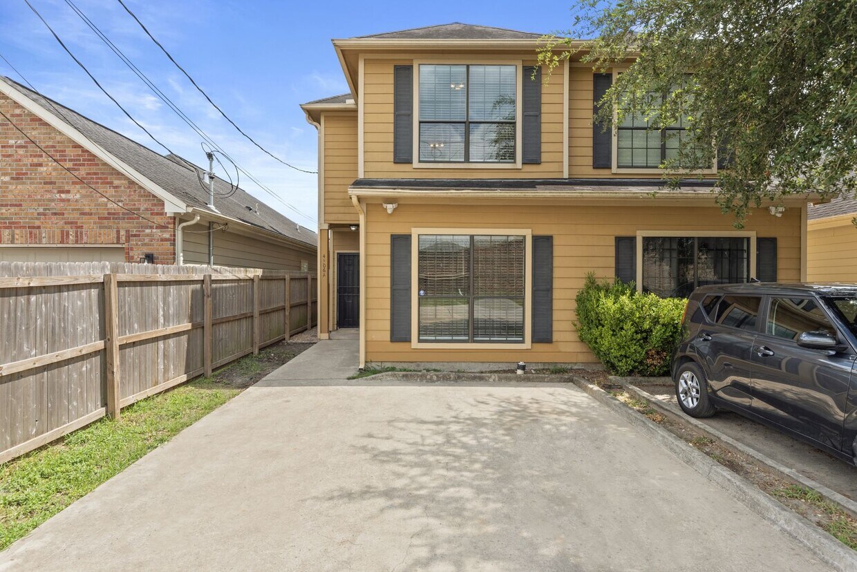 Foto principal - Spacious Townhome-Style Duplex with Privat...