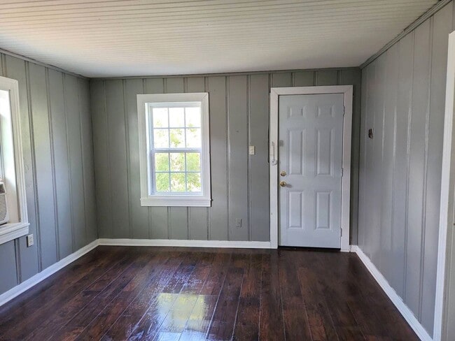 Building Photo - 975 Center St