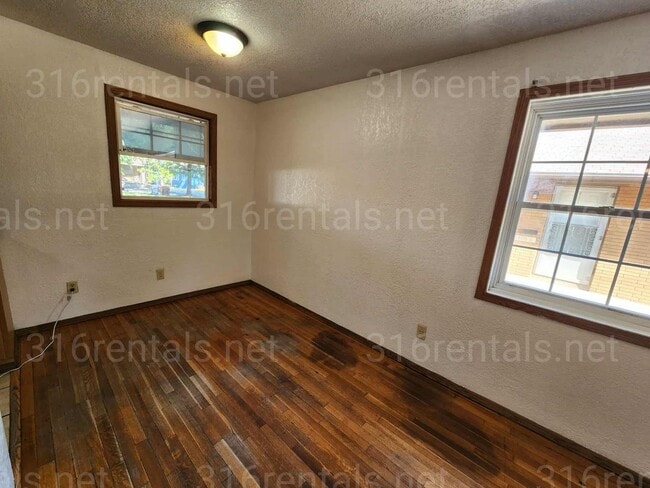 Foto del edificio - $695 - 2 bed 1 bath apartment *FIRST FULL ...