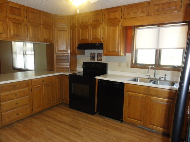 Building Photo - Great Home in Smaller Chapman Community!