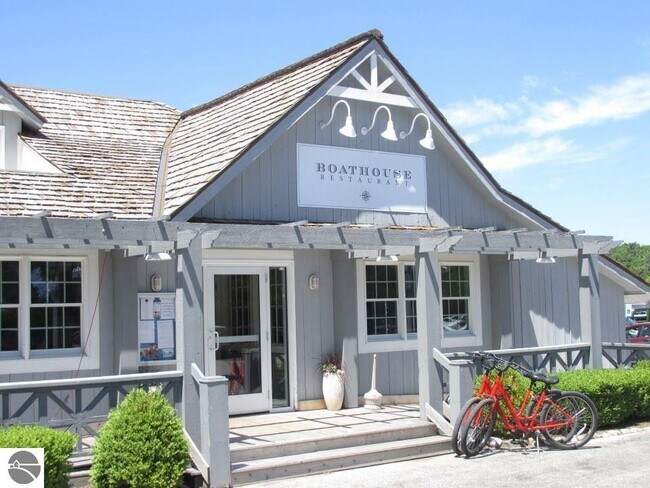 Foto del edificio - 3064 Bowers Harbor Rd