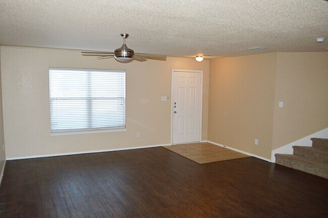Foto del edificio - Large 2 story home with easy access to 820...