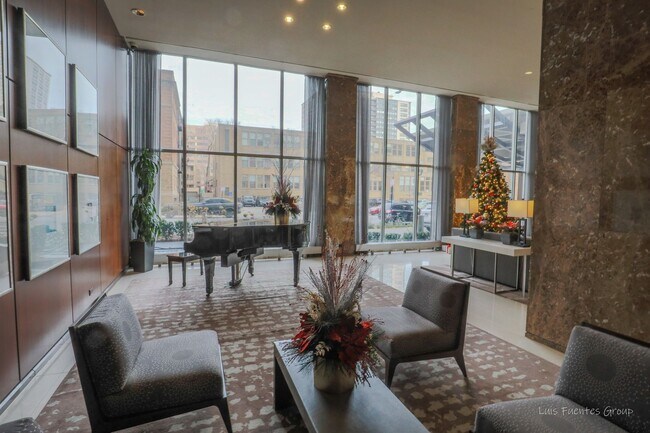 Foto del edificio - 655 W Irving Park Rd