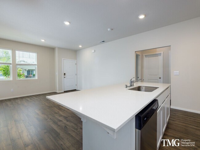 Building Photo - Beautiful 2 Bed 2 Bath Home With Upgraded ...