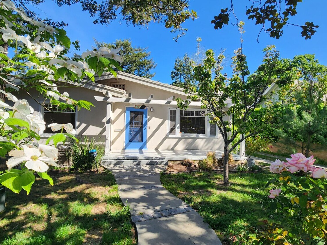 Foto principal - Charming Single Family Home in Downtown Palo Alto Available Now!