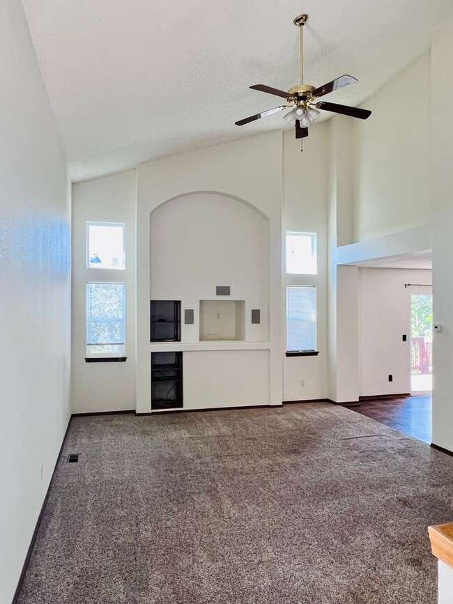 Building Photo - Single Family Home 3 bedroom 2.5 bath Unfi...