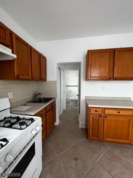 Building Photo - 27 Piaget Ave