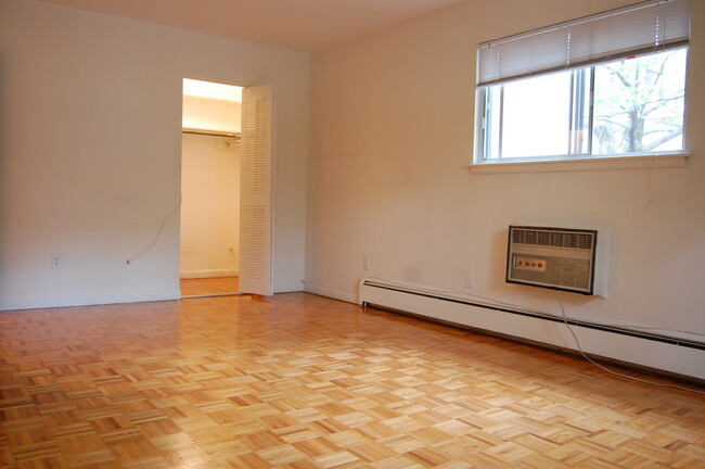 Building Photo - 10 Longwood Dr