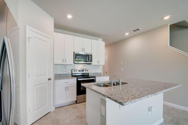 Foto del edificio - 3521 Village Blvd