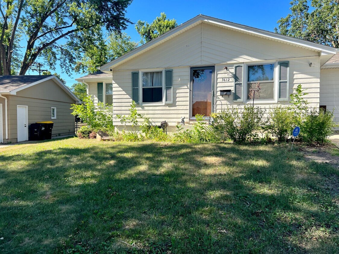 Primary Photo - Spacious 4-Bedroom 2-Bathroom House