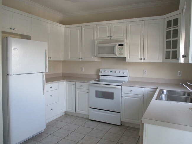 Kitchen - 1120 Skyline Dr
