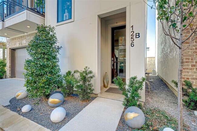 Foto del edificio - 1256 N Post Oak Rd