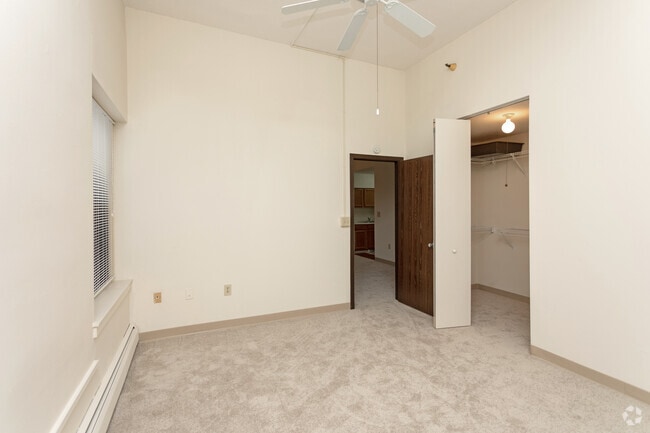 1BR, 1BA - 570 - 1,210SF - Stonehouse Square Apartments