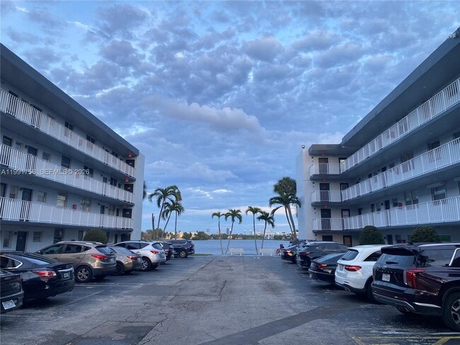 Foto del edificio - 443 NE 195th St