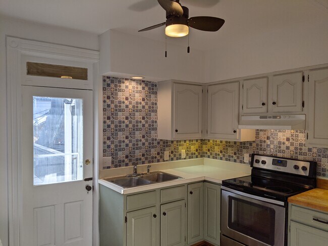 Kitchen - 32 E James St
