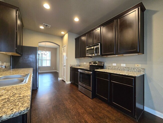 Foto del edificio - RENT REDUCTION - AVAILABLE NOW!