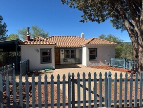 Building Photo - 837 Country Club Dr