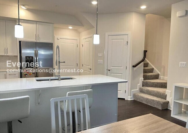 Building Photo - 3 Bed/2.5 Bath Townhome with Garage / Pet-Friendly / Available Soon!