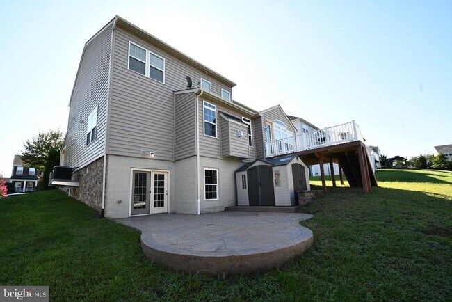Foto del edificio - 9 Latham Ln