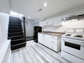Building Photo - 909 Palmerston Ave