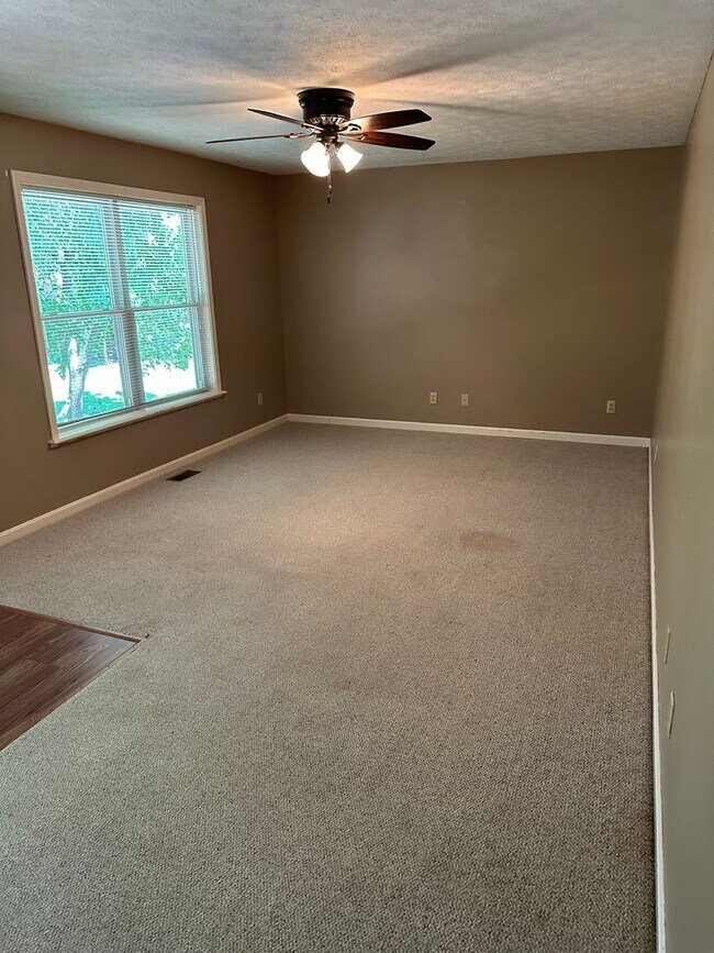Building Photo - Recently Renovated 2 Bedroom, 1.5 Bath New...